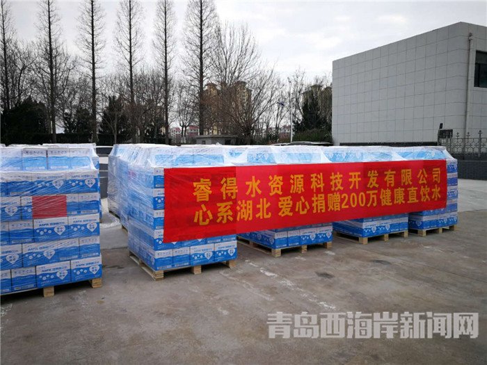 首批包裝直飲水裝車發(fā)運(yùn)。孫啟攝2.jpg