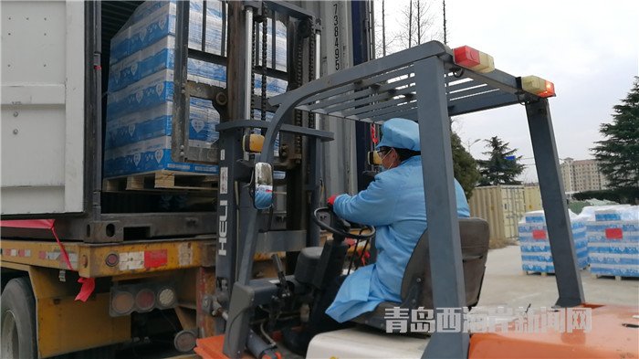 首批包裝直飲水裝車發(fā)運(yùn)。孫啟攝4.jpg