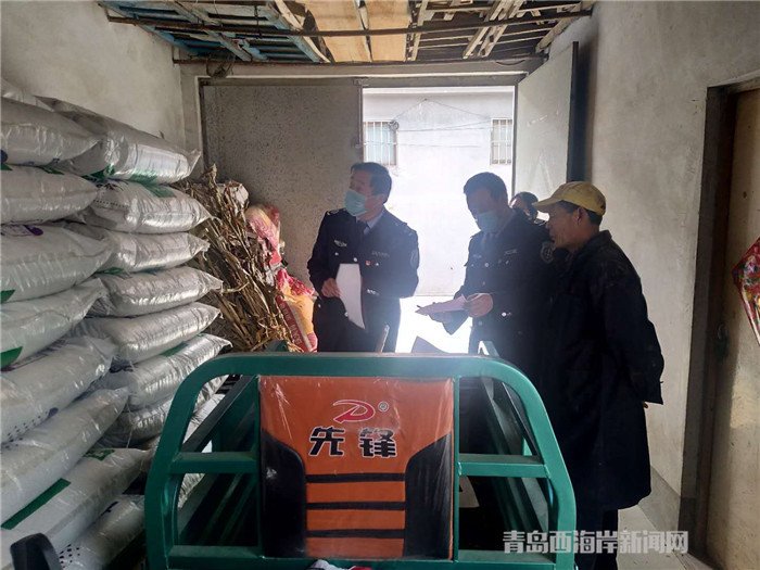 圖為西海岸新區(qū)農(nóng)業(yè)綜合行政執(zhí)法大隊(duì)執(zhí)法隊(duì)員在檢查肥料經(jīng)營情況。.jpg
